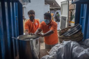 After assuring the quality and safety of surplus food, No Food Waste transports it to be distributed in a timely manner to people experiencing hunger. (Photo: The Global FoodBanking Network/Narayana Swamy Subbaraman) 