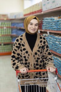 Lilas Jawish (19, volunteer) shops for her family at the Sosyal Market (Social Market) at the Mülteciler Center (Refugee Association) in Eastern Istanbul, Türkiye.