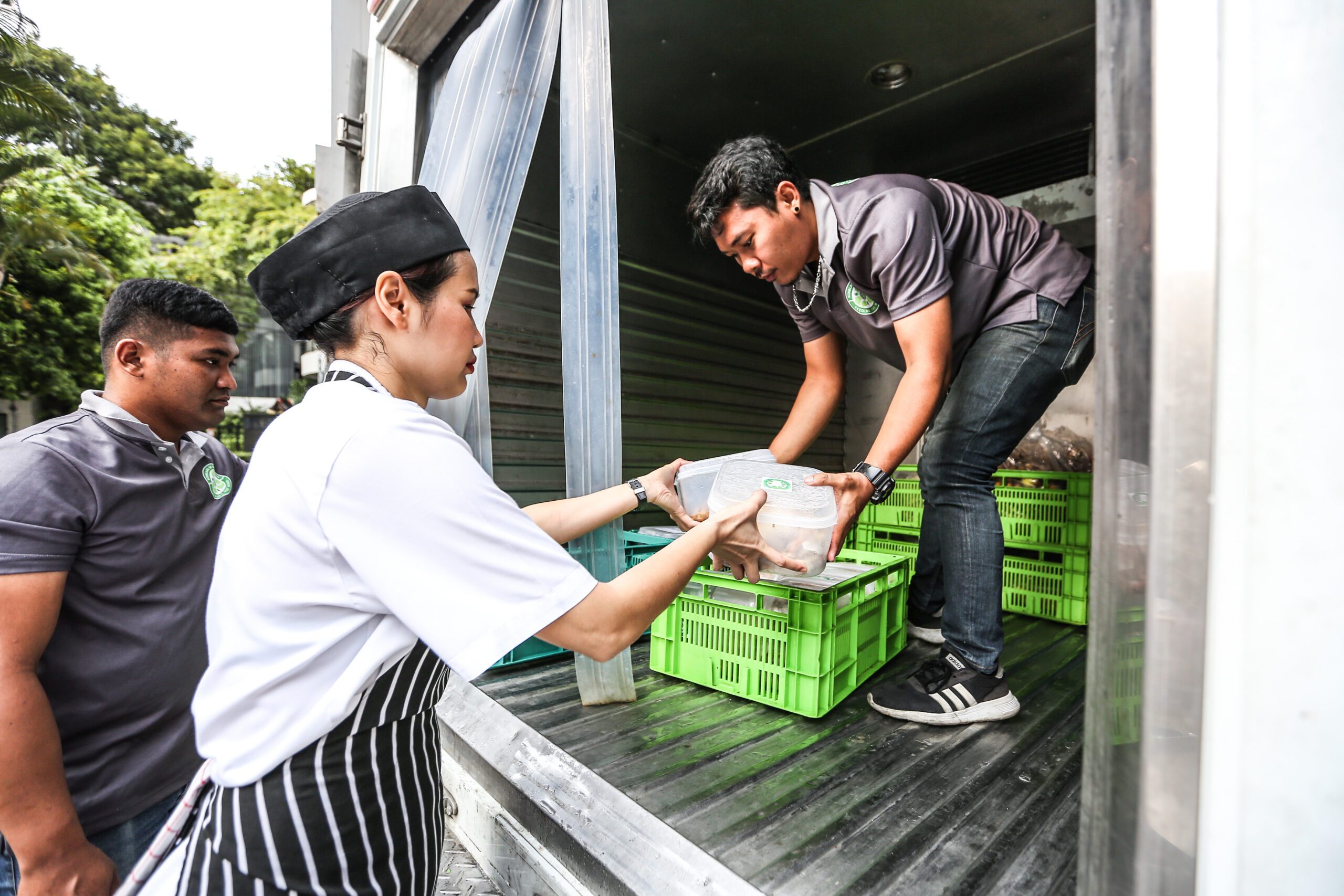 A cook and warehouse staff from Scholars of Sustenance Thailand load a truck with meals to be distributed to people experiencing hunger. (Photo: Scholars of Sustenance Thailand)